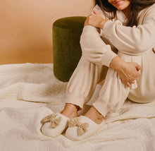Load image into Gallery viewer, Lifestyle slippers / maple gingham
